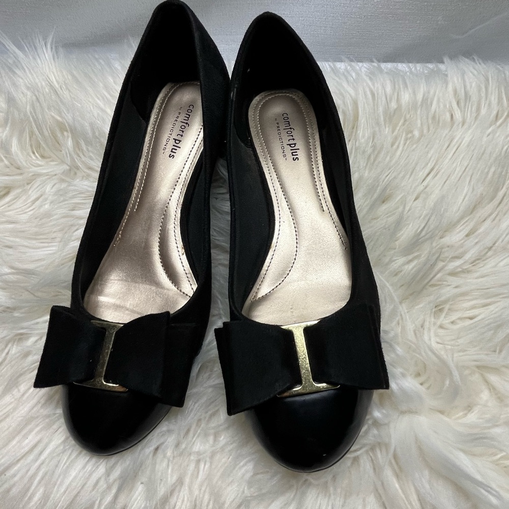 Black dress shoe with low square heel